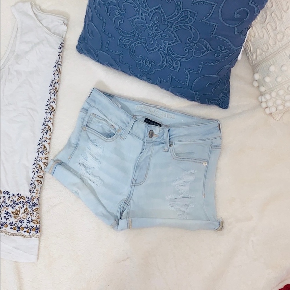 🦅American Eagle distressed shorts